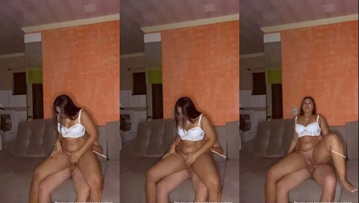 Beatriz Vitoria sentando de costas rebolando no piru