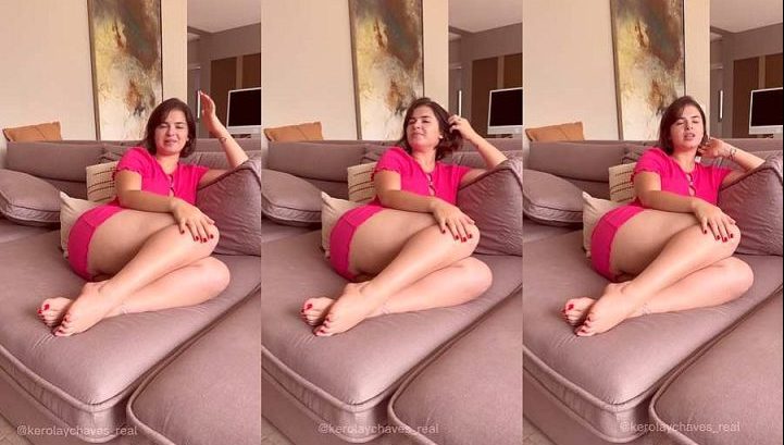 Kerolay Chaves excitada no sofá falando sacanagem e safadezas