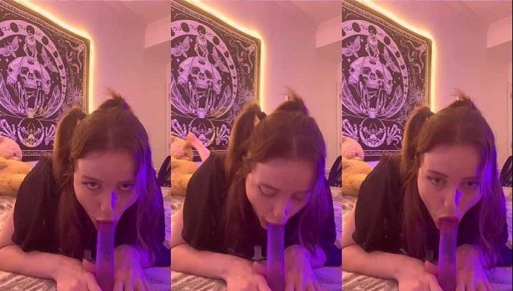 Gostosinha chupando e enfiando o brinquedo sexual na bucetinha