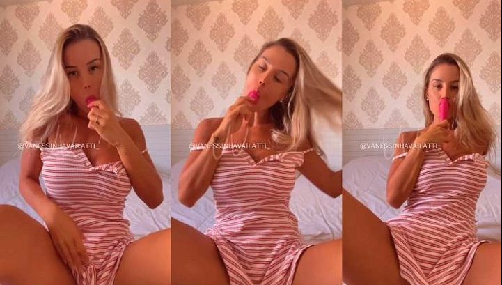 Vanessa Vailatti mostrando os peitos e se excitando com o vibrador no seu grelão