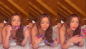 Jully Queiroz esfregando a xoxota deliciosa em solo masturbação